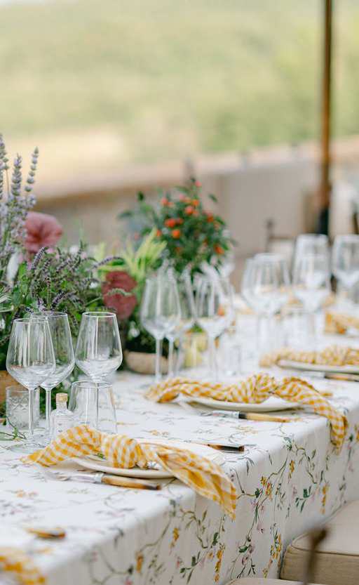 Appolonia table dressed in the garden, yellow gingham napkins